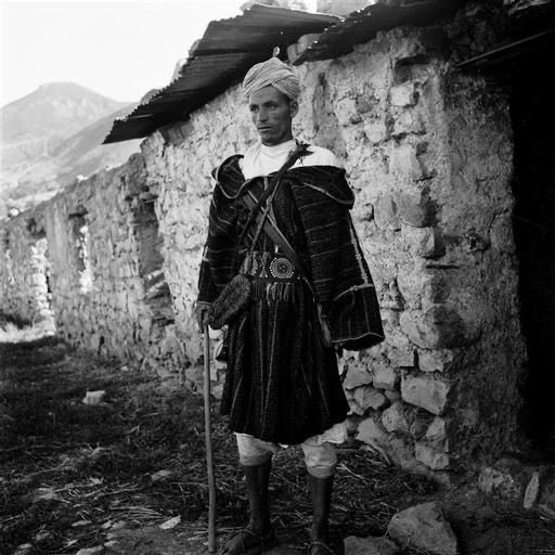 LeRifOfficial's tweet photo. Rifain de la confédération Igzenayen en 1934 portant « Rezza », couvre-chef répandu au Maroc oriental. #Rif #Igzenayen #Aknoul #Ajdir #Kassita https://t.co/8OpfJ4Tiic