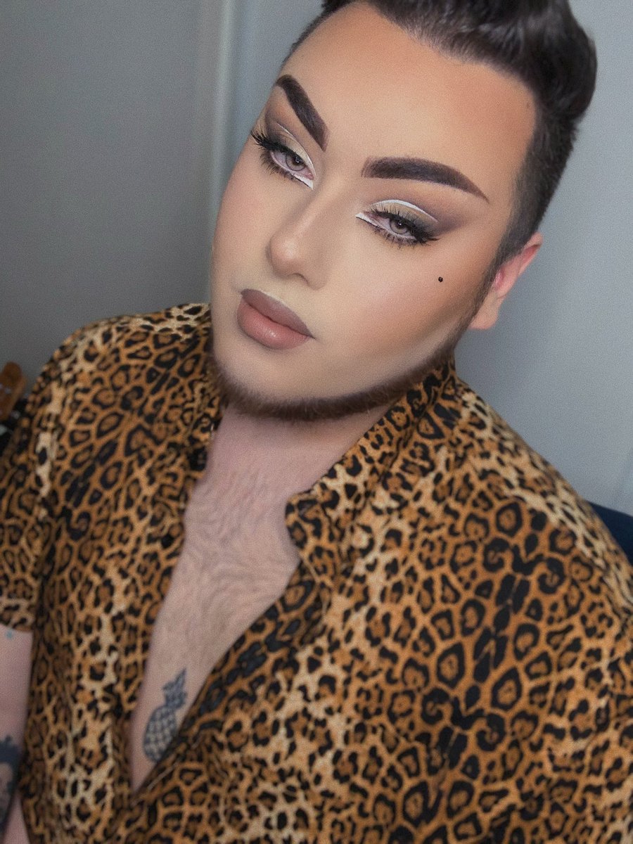 SliceMUA's tweet photo. Hey all you Cool Cats and Kittens 🐆✨😂

[IG: @/ itsBeautyBear
#Makeup #MenInMakeup #BearBeauty #MUA #beautyblogger #bootyblogger #gay #lgbt  #BeautyBoy #LeopardLook #cutcrease #boysinmakeup ] https://t.co/5tBSjNQ4b9