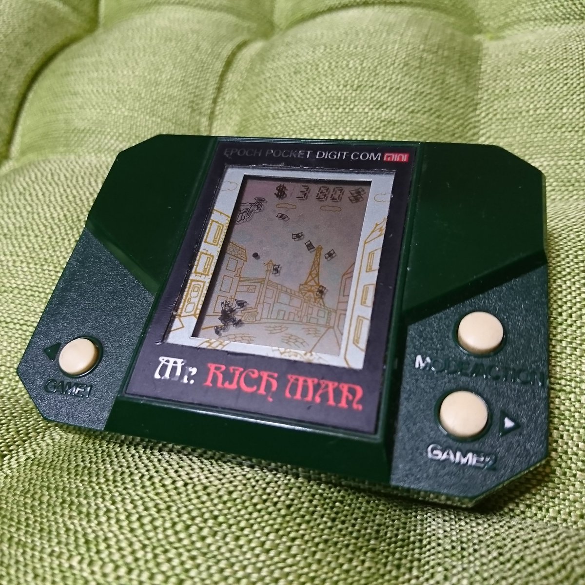 いつもイキイキ 洋一郎 A Twitteren 大掃除で見つかりました 80年代に親しまれた液晶ゲーム機 Tvゲームがなかったので これが代わりとなるオモチャでした シルバニアファミリーを発売しているエポック社の ミスターリッチマン という製品です 早速ボタン電池