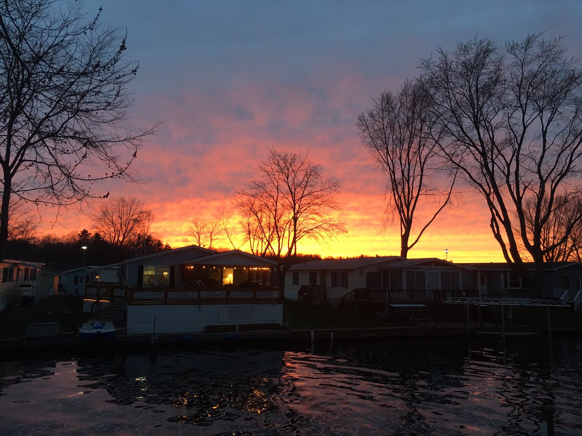sybilstarr's tweet photo. Sunset #hamlinlake #loveludington #pureludington #puremichigan #pandemicsunset2020 https://t.co/NpFfD3hPCF