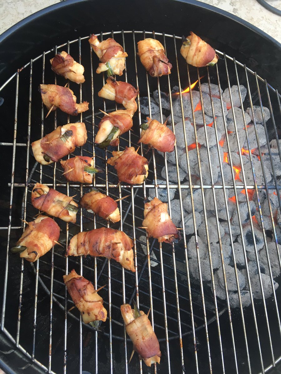 ephoustonbill's tweet photo. #chicken #bacon #tinylegs #quail 🍻🍻🍻🍻 https://t.co/ev1zXAR3b4