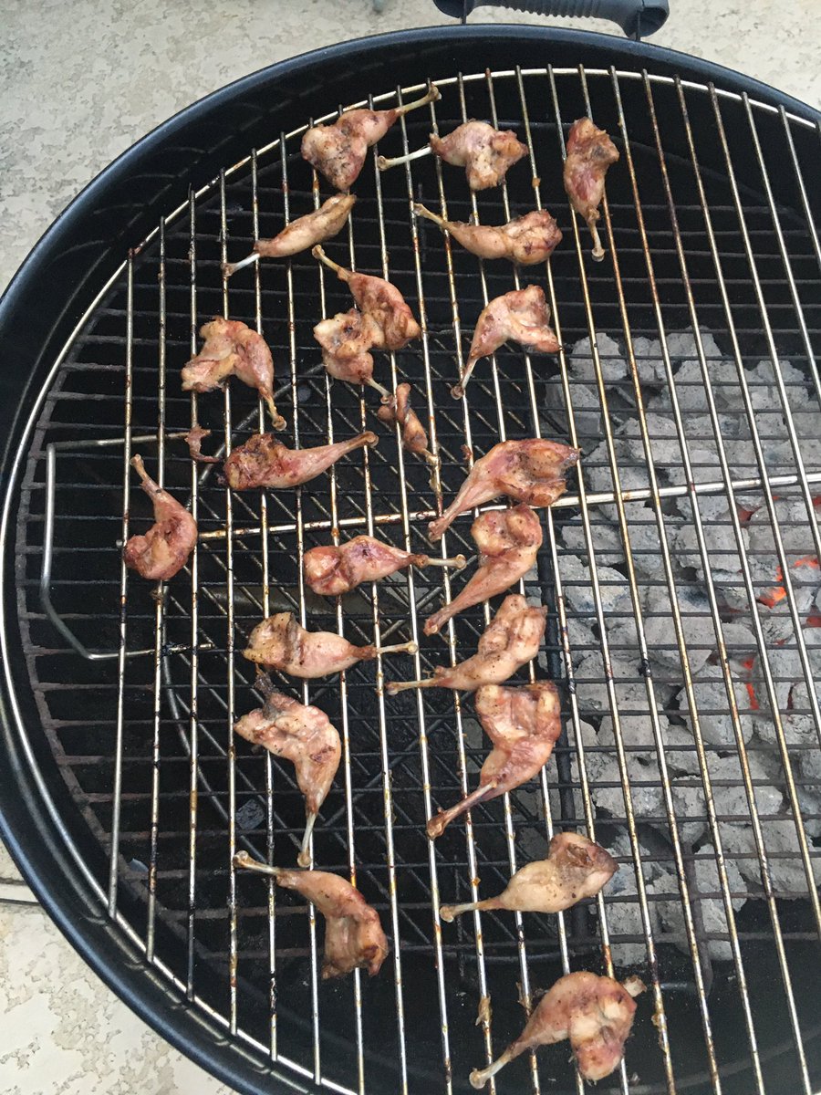 ephoustonbill's tweet photo. #chicken #bacon #tinylegs #quail 🍻🍻🍻🍻 https://t.co/ev1zXAR3b4