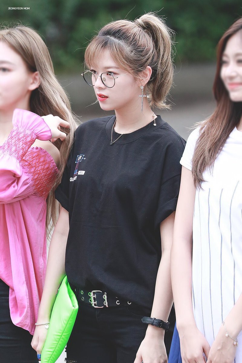 thread of pictures that drive jeongyeon stans WILD