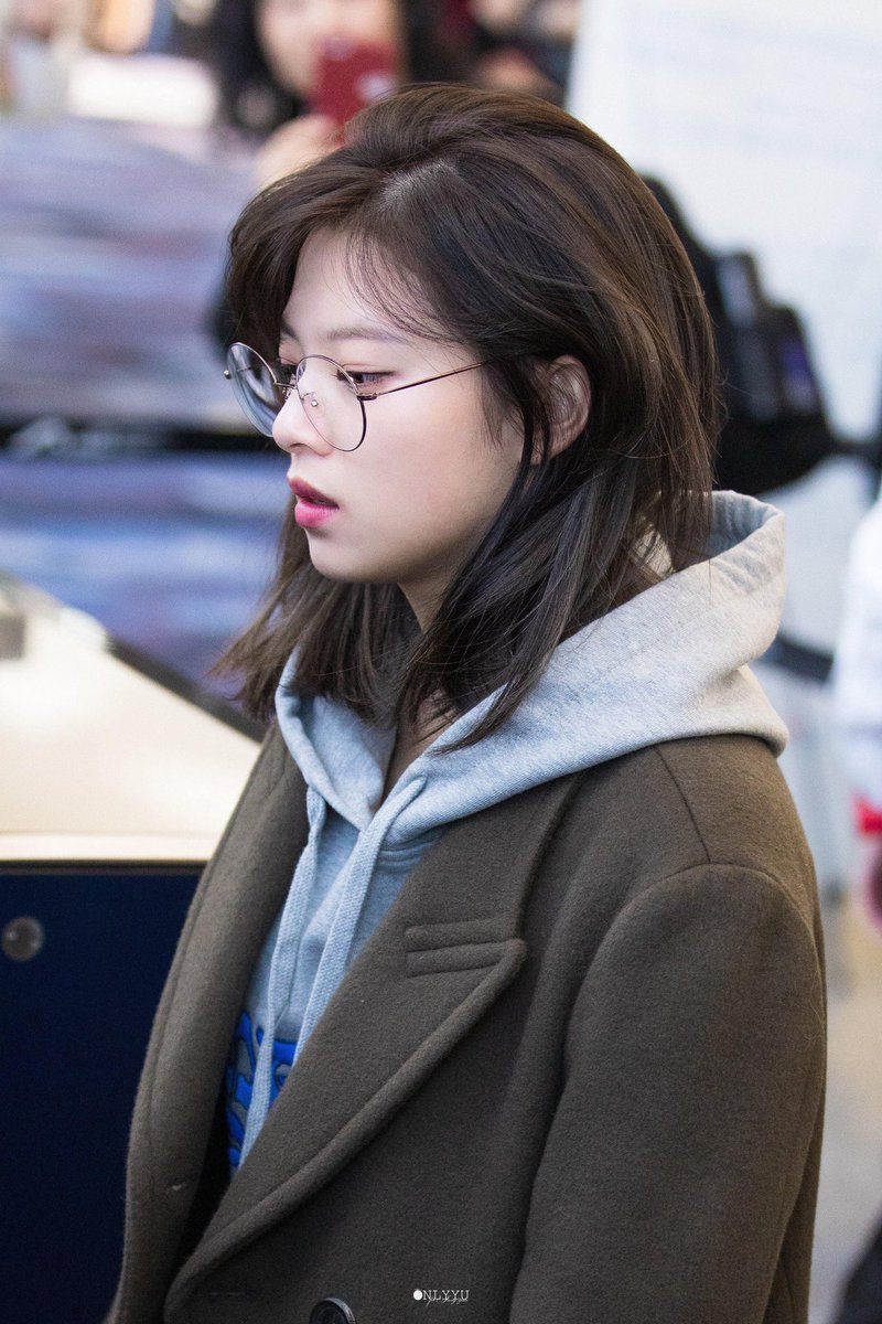 thread of pictures that drive jeongyeon stans WILD