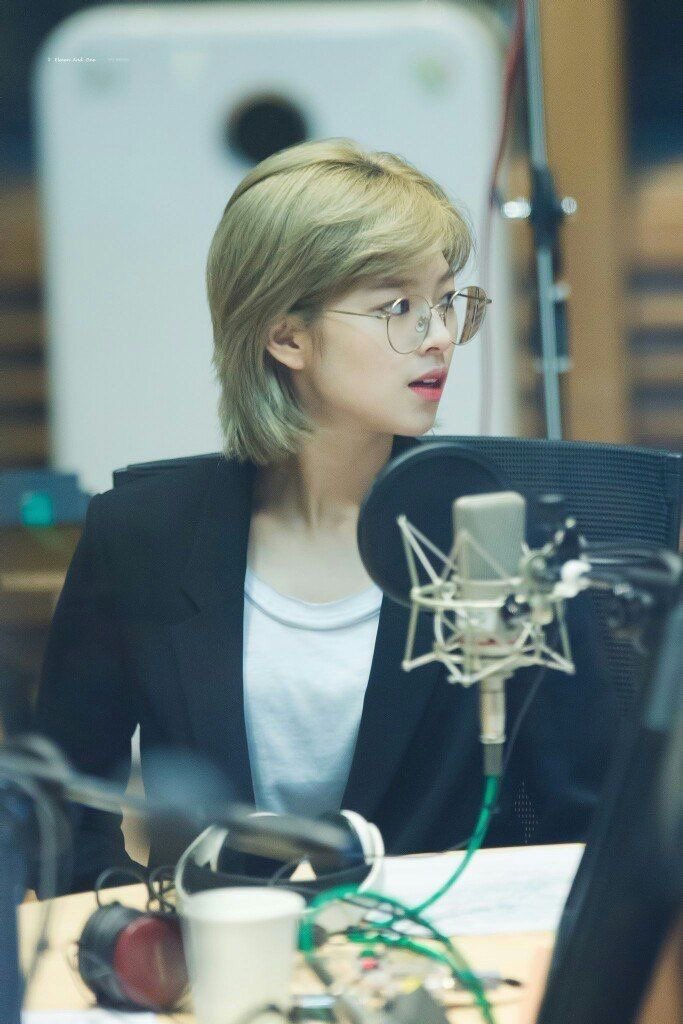 thread of pictures that drive jeongyeon stans WILD