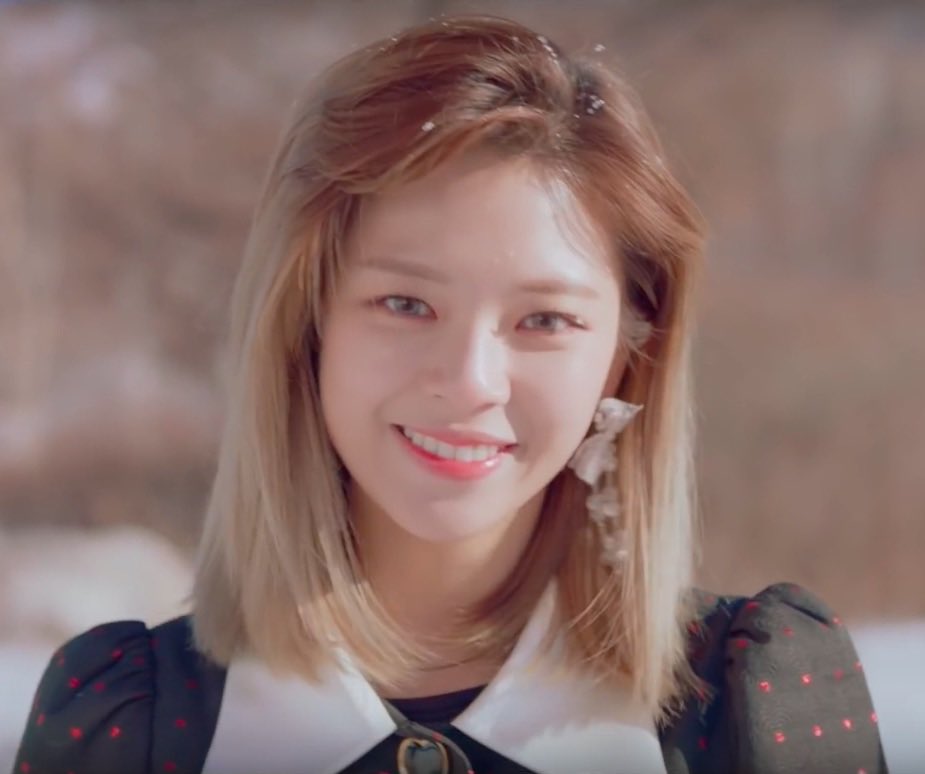 thread of pictures that drive jeongyeon stans WILD