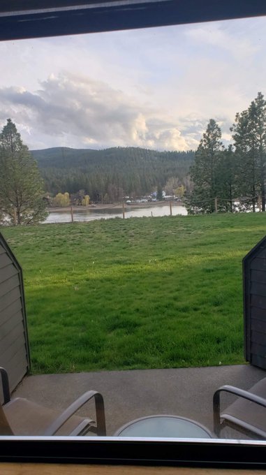 Fuuuuck yessss!!! Hubby got us outta of the house and took us to a nice little place on the river...