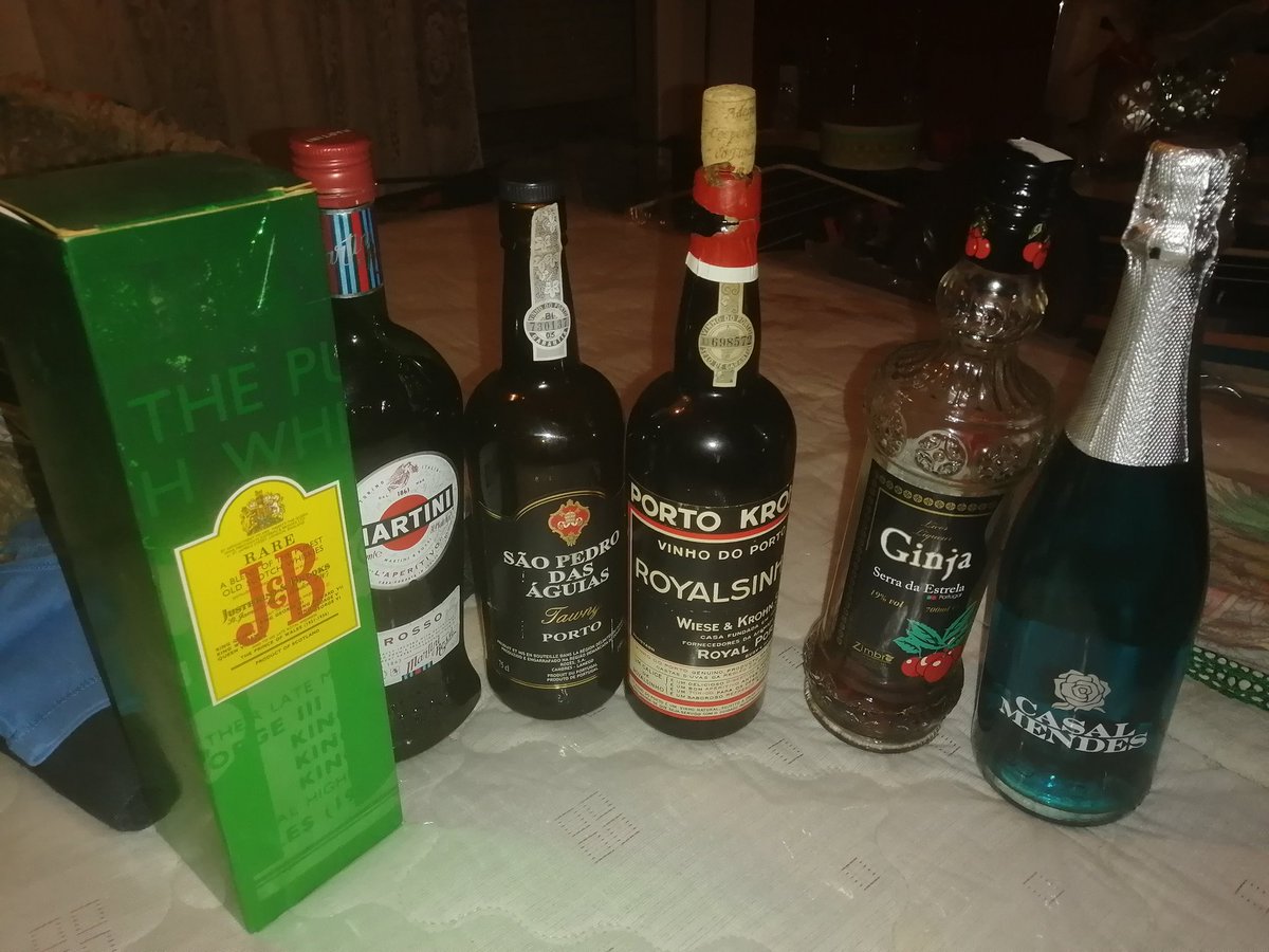 _Conspiradora_'s tweet photo. A gente secou tudo. Chora papai. 🤣🍻🇵🇹🇧🇷❤️ https://t.co/1MBHmc3F9t