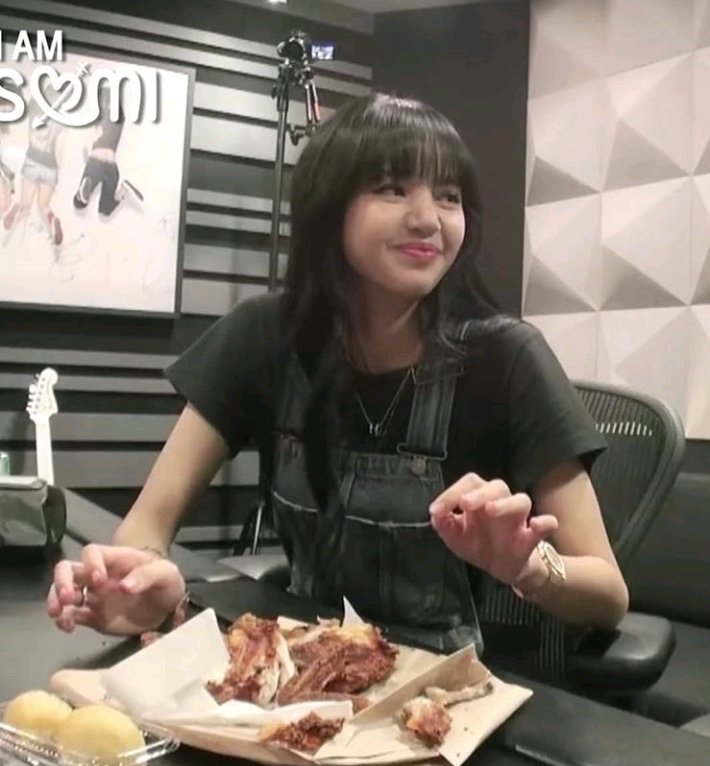 ShanneaA's tweet photo. Lisa @ I'am SoMi episode 5
She so cuteeee😍😘💕
#IAMSOMI_EP5 #BLACKPINK #AlwaysLoveLisa #LALISA #blinkswantcomebacknews https://t.co/SguTDEIbRH