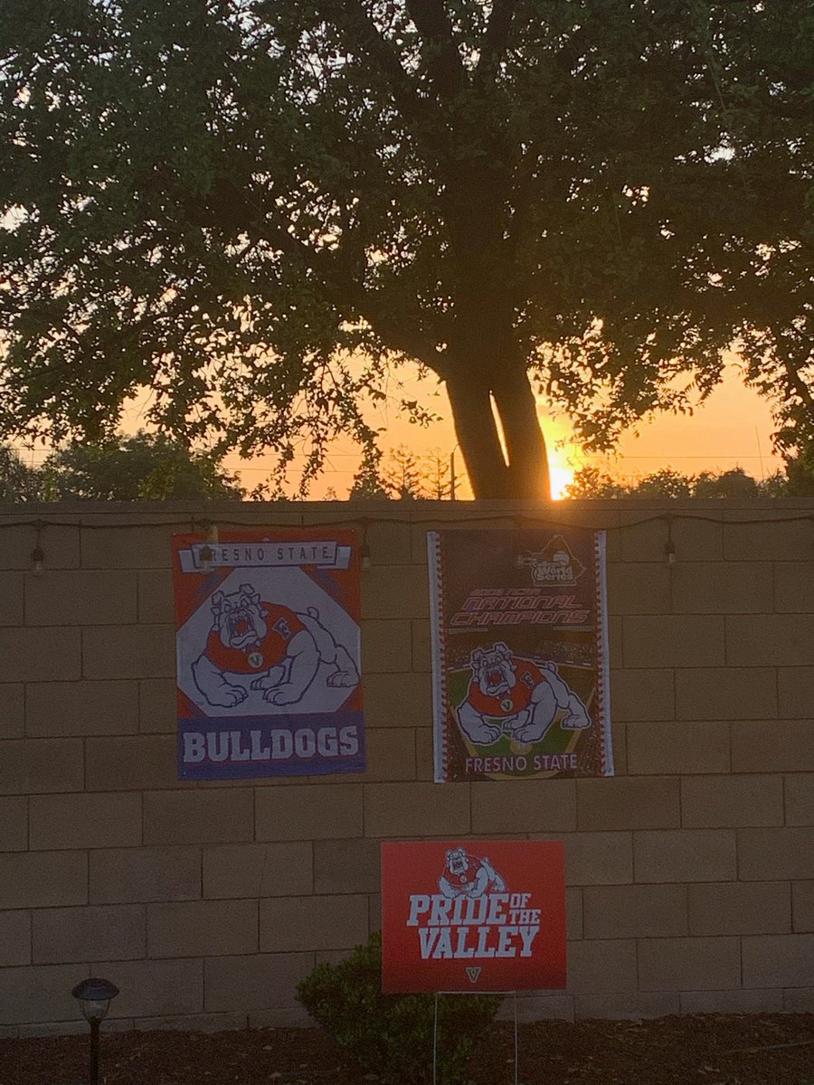 DannyGSantana1's tweet photo. Spring Sunset in Tulare..
@FSAthletics #DogsVirtualTailgate
#GoDogs https://t.co/7gHiwXsMlG