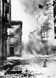 7)Le lundi 26 avril 1937, jour de marché (la foule est donc dans les rues), quatre escadrilles de Junkers Ju-52 de la Légion Condor accompagnées par des bombardiers italiens procèdent au bombardement de la ville