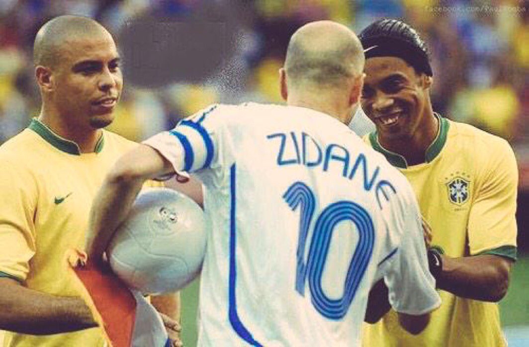 Diciotto anni dopo ho assistito alla Commesrzbank Arena, che del civettuolo Waldstadion non aveva più niente, al crac del Brasile 2006, un involucro scintillante che dentro era vuoto. Quella sera Zidane giocò in modo paradisiaco. Ma anche lui stava andando incontro al suo destino