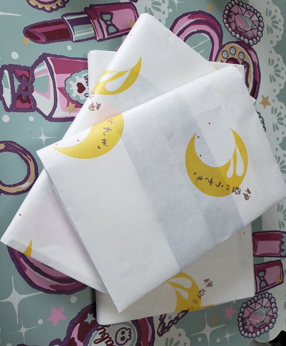 伊豆のうさぎさんの包装紙可愛かったからブックカバーにした◎