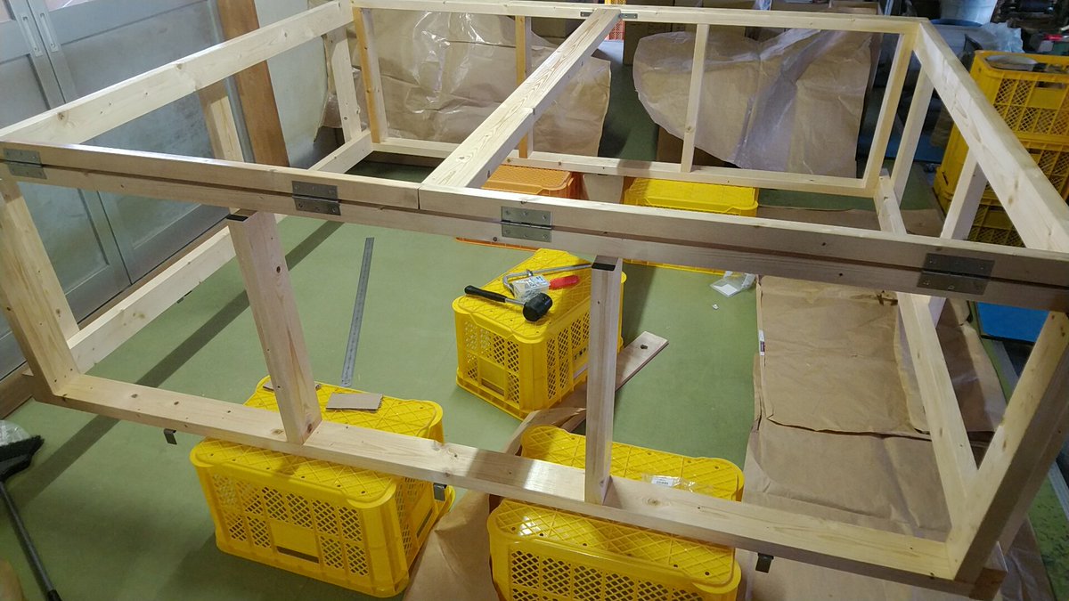 T S Room 自作水槽の上枠完成 とりあえず水槽台 Fｒｐ水槽枠 水槽の上枠が完成しました 後はfrp加工して 上枠に板 やアクリル板貼って ３つをドッキングすれば完成だ 自作水槽 ブラジルカイマン 爬虫類好きと繋がりたい