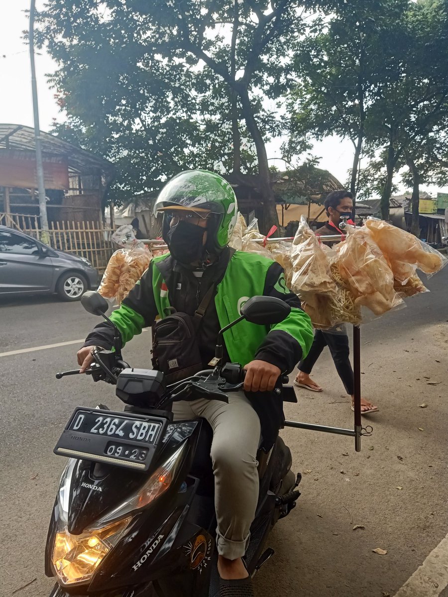 Karena Covid-19 kuliahku diliburkan, ngojek lagi sepi, kerjaan freelance desain pada pending, dan bangun start-up masih lama. 

Di bulan Ramdhan Jualan kerupuk
sambil nunggu orderan masuk. 

Jualan sekitaran Kota Cimahi bisa juga pesan online, ongkir gratis!

<a href="/GojekOnTwitt/">GOJEK ON TWITT</a>