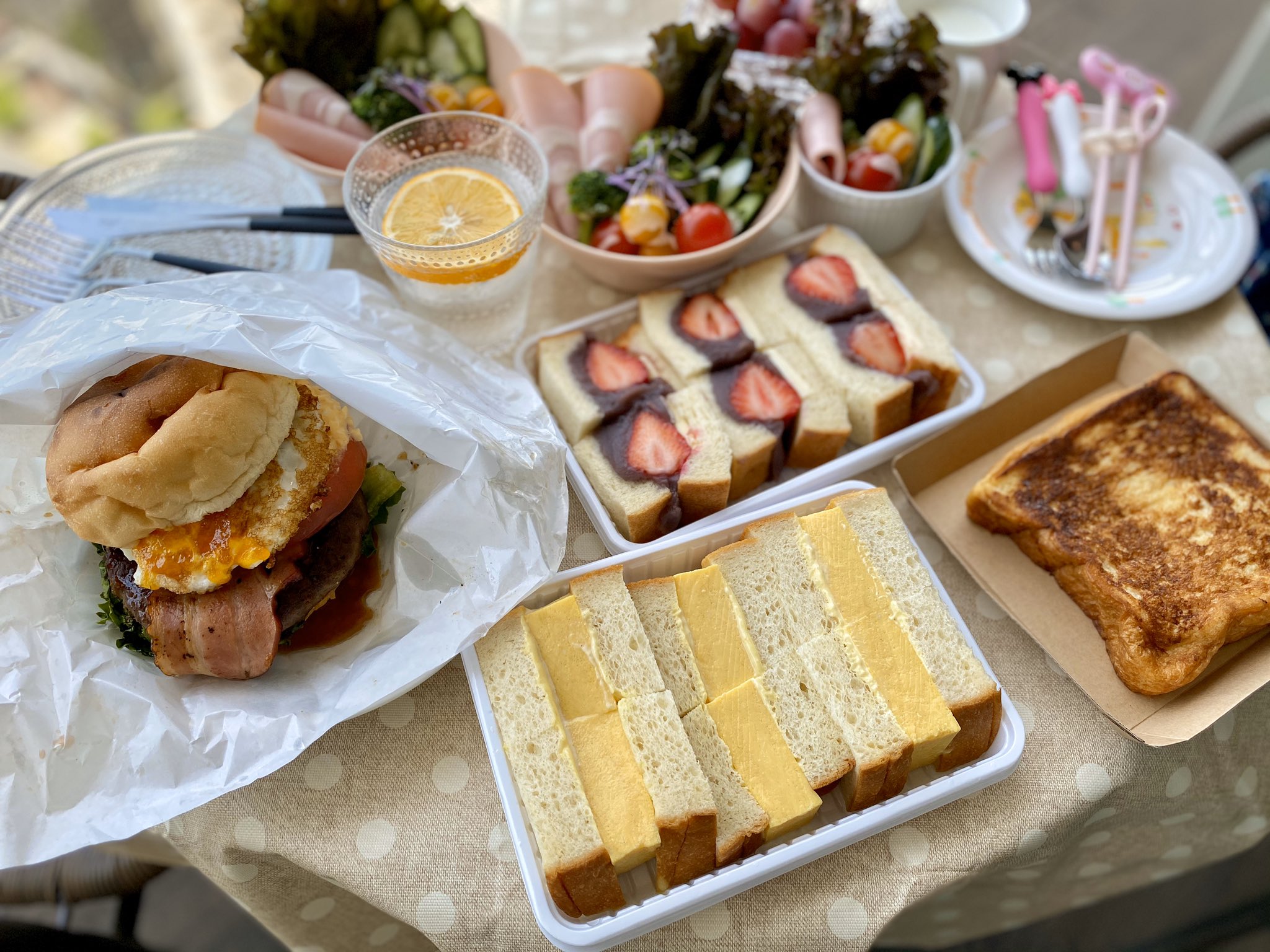 Anon お昼は 俺のベーカリー カフェ のメニューをデリバリーしてベランダランチ 俺のベーカリーカフェ 昼ごはん デリバリーグルメ 銀座グルメ 銀座ランチ 食日記 たまゆら食つづり 美味しいもの好きな人と繋がりたい ベランダランチ Ubereats