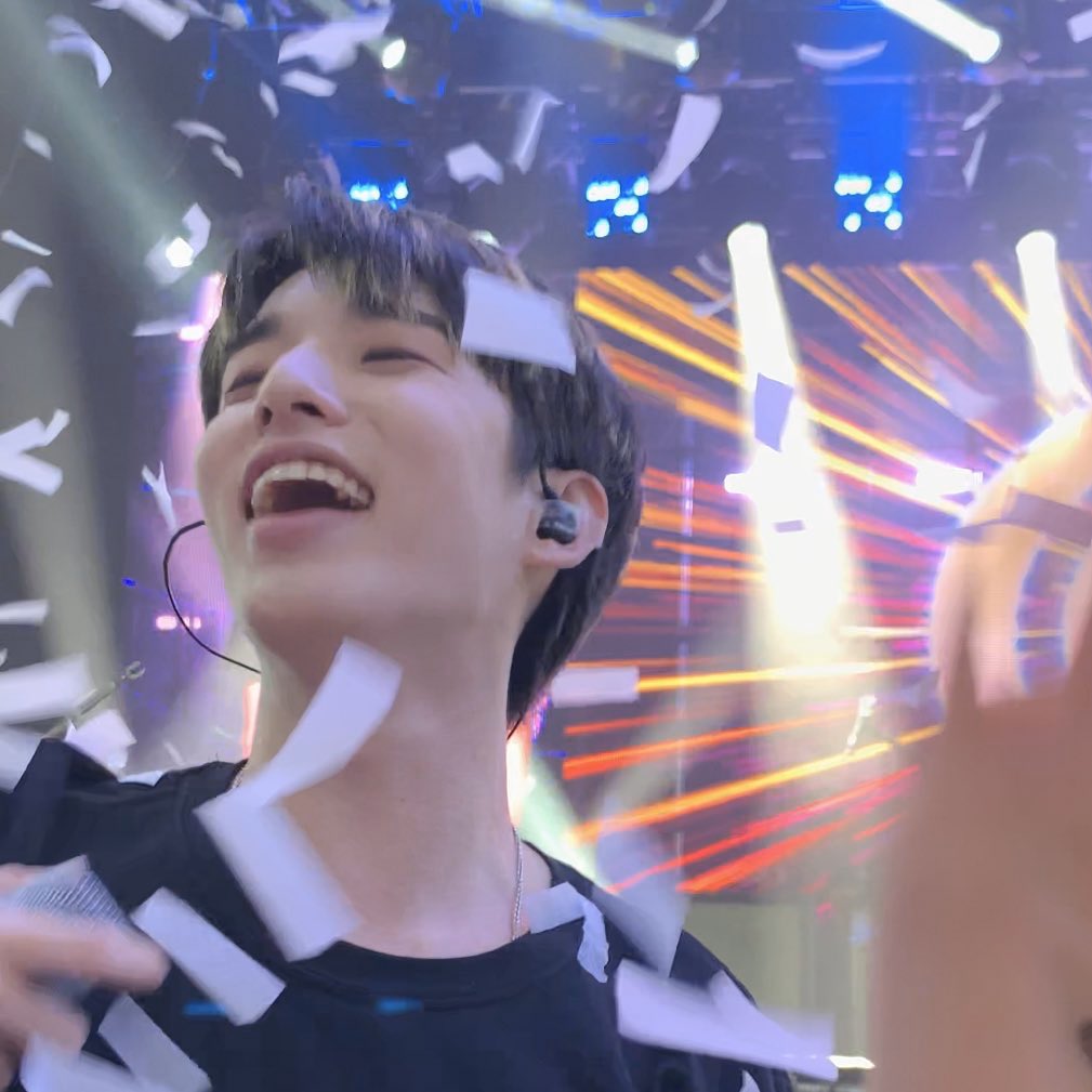 fan taken photos of  @Jae_Day6 during concertsa thread;