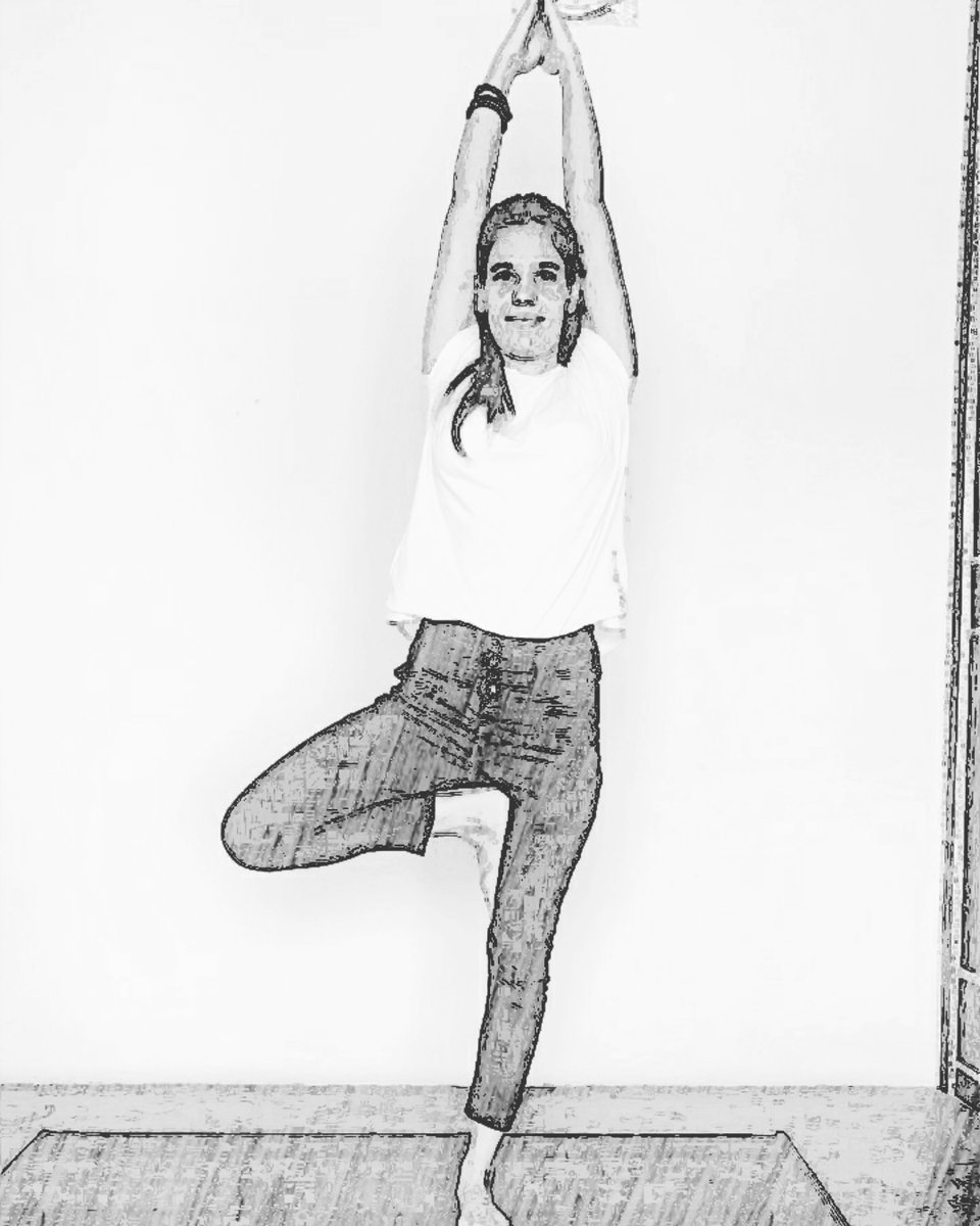 lavikasindhu's tweet photo. Tree Pose stretches the thighs, groins, torso, and shoulders. It builds strength in the ankles and calves, and tones the abdominal muscles. The pose also helps to remedy flat feet and is therapeutic for sciatica.#fitindiamovement #pureyoga #yogaathome #yogahealth https://t.co/ocIHKocCkN