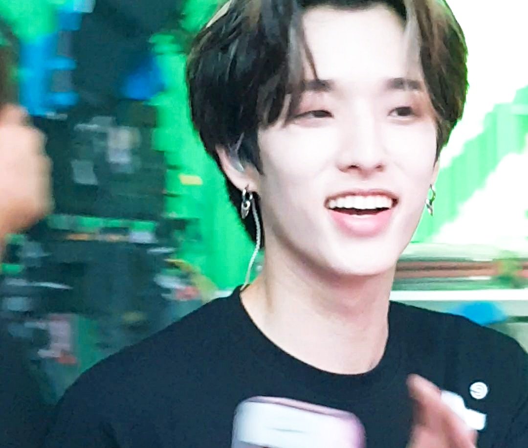 fan taken photos of  @Jae_Day6 during concertsa thread;