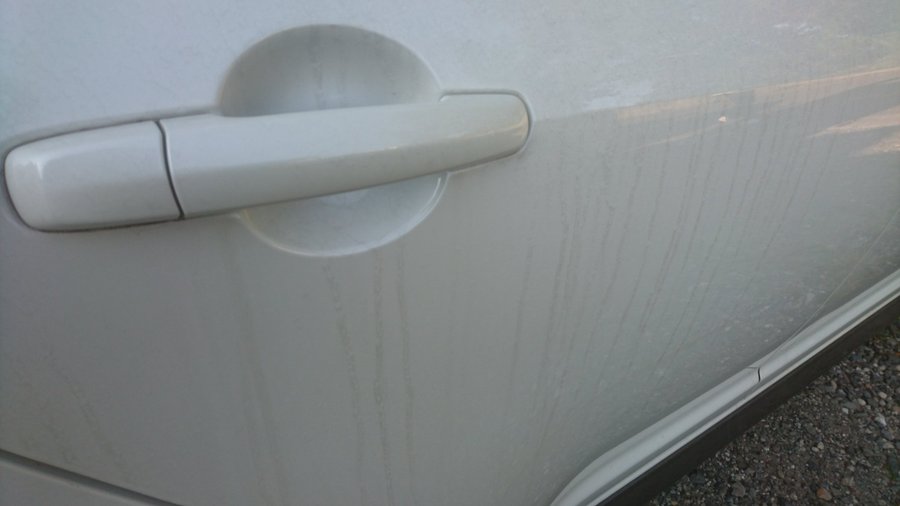 車の黒い筋が落ちないのはなぜ 簡単な落とし方や予防法もご紹介 紆余曲折