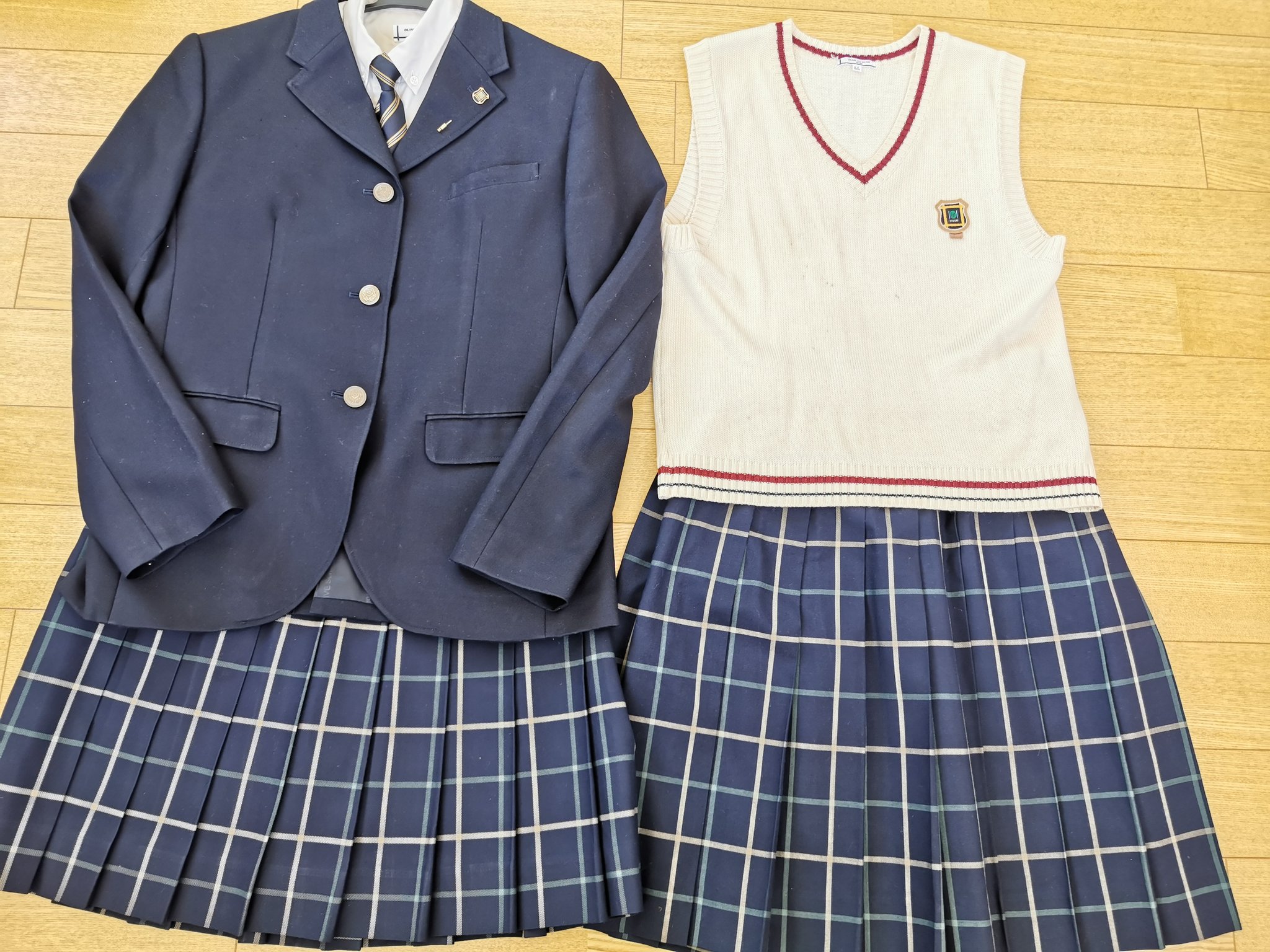 制服買取 デジタルウェブ 鳳凰高校 鹿児島県 の制服セットを買い取らせて頂きました 写真は旧制服 襟に付けるラペルピンの校章が特徴です デジタルウェブへお売り頂きありがとうございました 制服 学生服 制服買取 制服買い取り 制服売ります