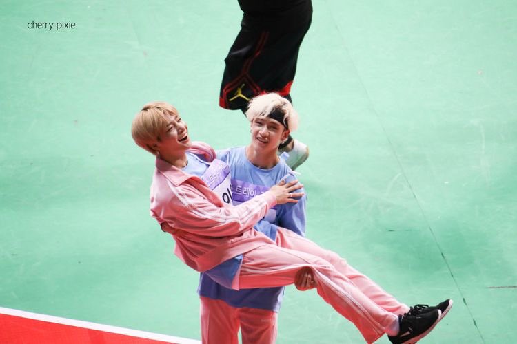 Chan& #39;s baby. A FACT. IN looks so comfy in the second pic and Chan is looking at him with such soft eyes