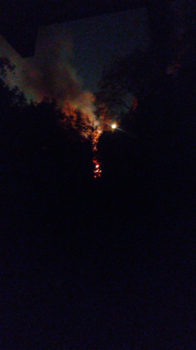 CZamos's tweet photo. @penalolen incendio en Antupiren 9681. Urgente https://t.co/Z3sk8DqwRp