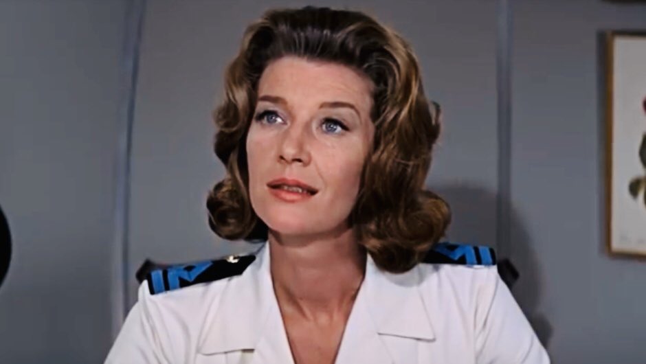 ロイス・マクスウェル 水着カレンダー