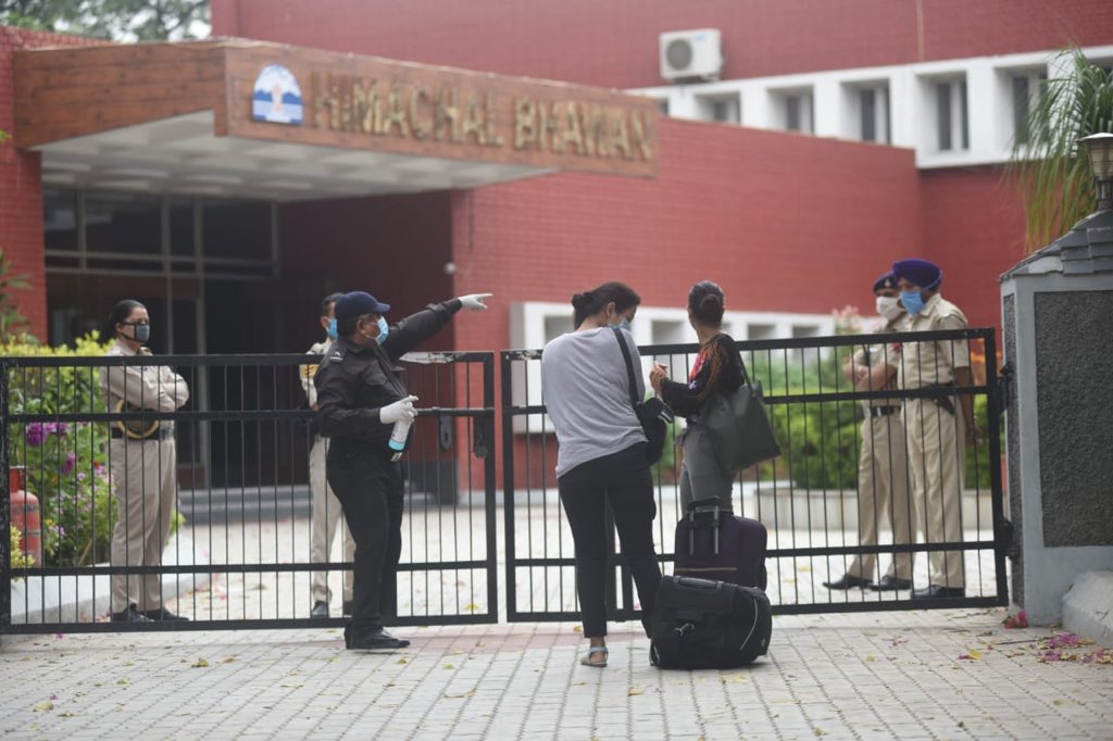 iepunjab's tweet photo. Chandigarh : Students from Himachal Pradesh board HRTC buses at Himachal Bhawan, Sector 28. Himachal Pradesh government arranged the buses for the state students in Chandigarh to go to their respective native towns. Pictures by @ks_express16 https://t.co/lB3sdOkw3h