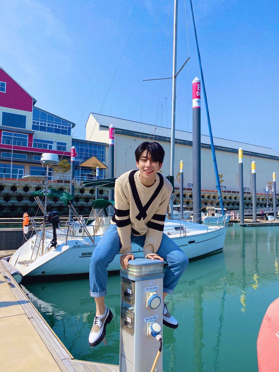 Spell COMPETITIVE for SNS Olympics haha  @offclASTRO  #MJ Twitter Update 04.26.2020날씨 넘 좋다아아아글쓴이 엠날씨 #아로하  #창문열기Google Translation:The weather is good Writer M Weather #아로하#창문열기