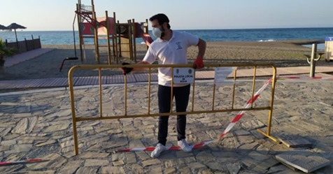 NVMVelez's tweet photo. Las playas de Nerja se abren para que se pueda pasear con los niños

Informa: Cristóbal Ocón https://t.co/mYDUP6Kok7