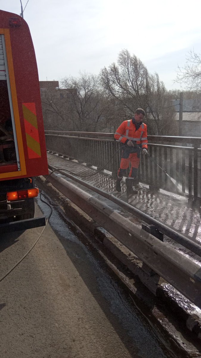 Мойка перильного ограждения на путепроводе «Физкультурный»
