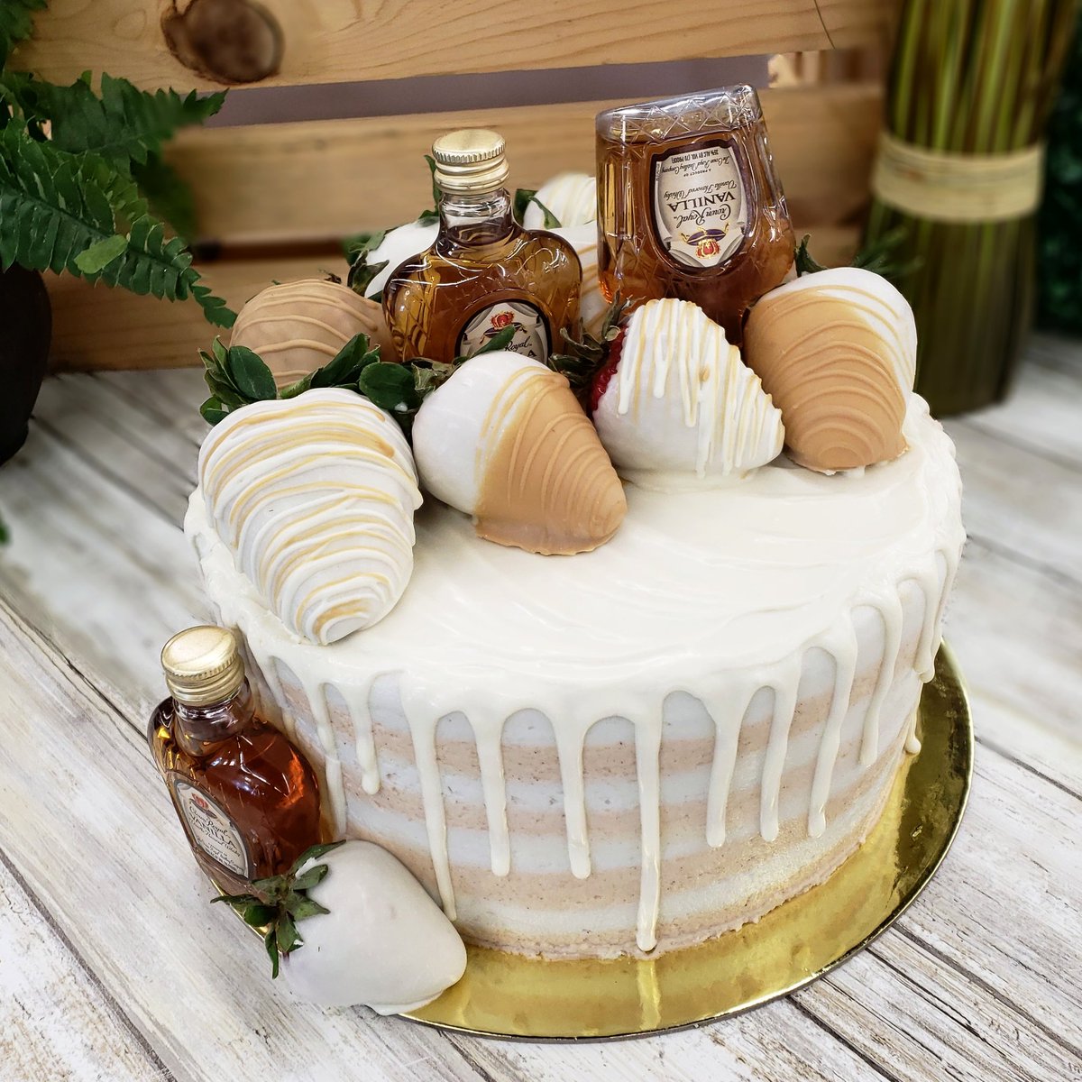 Sweets4Success's tweet photo. Decadent "buttery vanilla" cake, striped with Churro and Signature white buttercreams.  Topped with white chocolate and gourmet dipped berries! #kaybeecakes #desotomarketplace #birthday #birthdaycake https://t.co/Ky21SGda3I