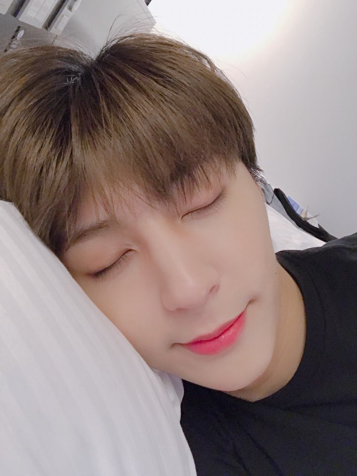 Imagine waking up with this kind of gaze