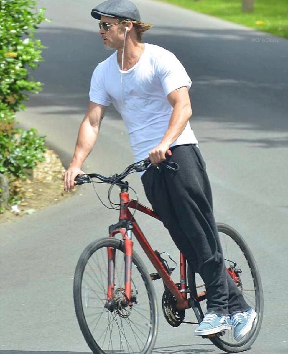 mikeemayer's tweet photo. Brad Pitt con sin audífonos inalámbricos y tu de mamona presumiendo tus AirPods jajajajajajaj https://t.co/DHmcOLO2du