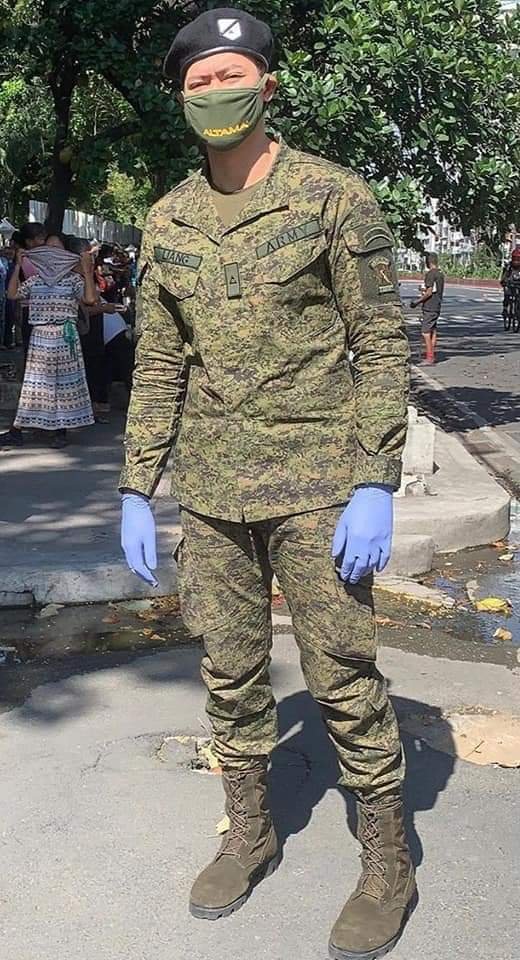 PinoyMenInUnfrm's tweet photo. 🎶 Sa iyong ngiti, ako'y nahuhumaling... 🎶
-- Ronnie Liang

Paumanhin po kung sakaling ako'y magpabalik-balik sa checkpoint. 🥰

CTTO
#StayHomeSaveLives

#SarapNgPinoy #Straight #PinoyMenInUniform #AFP #Army #UniformedPinoy #Err https://t.co/Td8c4eHS9Y