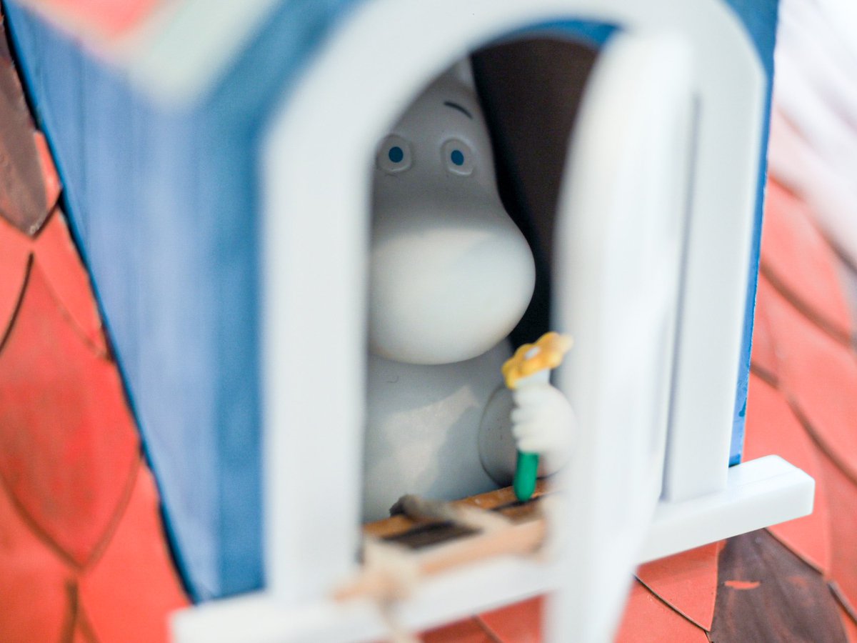 Taka En Twitter ムーミンハウス完成スライドショーの写真は 外観全景 外観まわり一通り 内観全景 地下室から一階 二階 三階 屋根裏部屋の順に一部屋づつって感じの構成 少しだけ 春になってスナフキンの帰りを窓辺で待つムーミンが スナを見つけて梯子