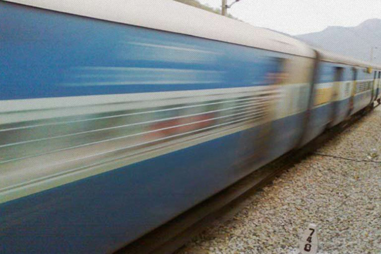 Звук движущегося поезда. Вид из поезда. Поезд сверху. Фото поезда сверху. Бирюзовый поезд.
