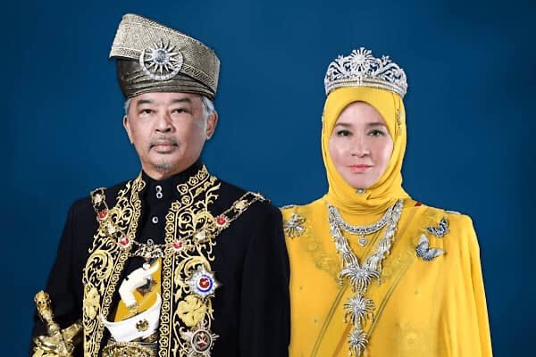 Nampaknya ada yg buta fakta. Pakaian Istiadat Diraja dlm ni khusus utk YDP Agong.Sbb tu tengkolok & keris ada jata negara.Sultan ada pakaian rasmi sendiri. Tak percaya,tgk  @JapenTerengganu punya tweet. Takkan PM yg berpuluh tahun dlm politik tak tau.