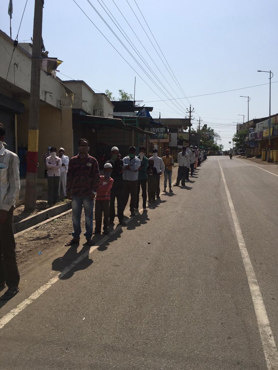 Bankers_United's tweet photo. Out of those, many have 25-50k balance in their PMJDY A/c yet they r risking their lives for 500 Rupees..
Today one lady said that If we don't withdraw that money, it'll be taken back by the Govt..
Bankers r Not Born immune to any possible infection.
We want #Safety4Bankers https://t.co/rOpWhQR9ml
