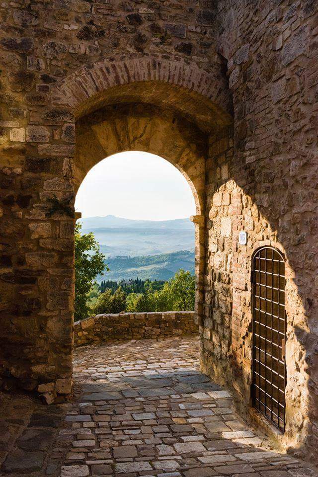 visitsanquirico's tweet photo. Buongiorno #Vignoni #portadellaFrancigena
#iorestoacasa #DistantiMaUniti https://t.co/Hih9vVJ71Y