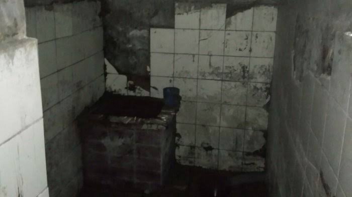 Sementara Kenteng ditemukan di ruang toilet bunker. Jasadnya berada didalam bak mandi. Diduga Kenteng berusaha mendinginkan dirinya dengan berendam di air dalam bak, namun naas, saat ditemukanpun air bak tersebut masih dalam keadaan mendidih..