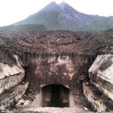 Area bunker selalu disterilkan ketika sore menjelang. Konon, jika malam hari, ada suara2 aneh berupa teriakan, jeritan atau suara minta tolong dari arah dalam bunker. Entah apakah ini benar atau isapan jempol belaka. Namun kaliadem menjadi lokasi historis sendiri..Tamat