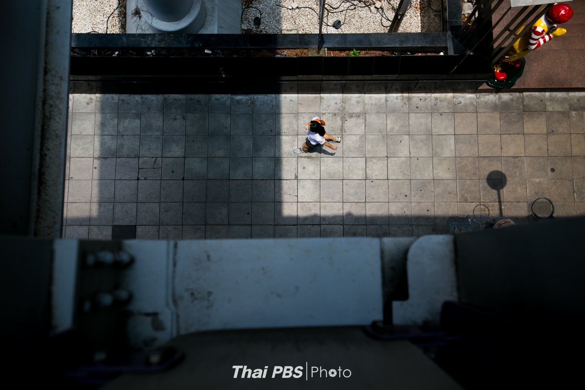 ThaiPBS's tweet photo. #ไร้เงา ปรากฏการณ์ดวงอาทิตย์ตั้งฉาก (26 เม.ย. 63) เมื่อเวลา 12.16 น ปรากฏการณ์ไร้เงา หรือ #ดวงอาทิตย์ตั้งฉากกับพื้น ทำให้เมื่อเรายืนกลางแดด เงาของร่างกายจะตกอยู่ใต้เท้าพอดี ไม่เฉียงไปด้านใดด้านหนึ่ง และจะตั้งฉ���กกับพื้นที่ อ.แม่สาย จ.เชียงราย 22 พ.ค.นี้ อีกครั้ง #ThaiPBSPhoto https://t.co/xnYCe2xJif