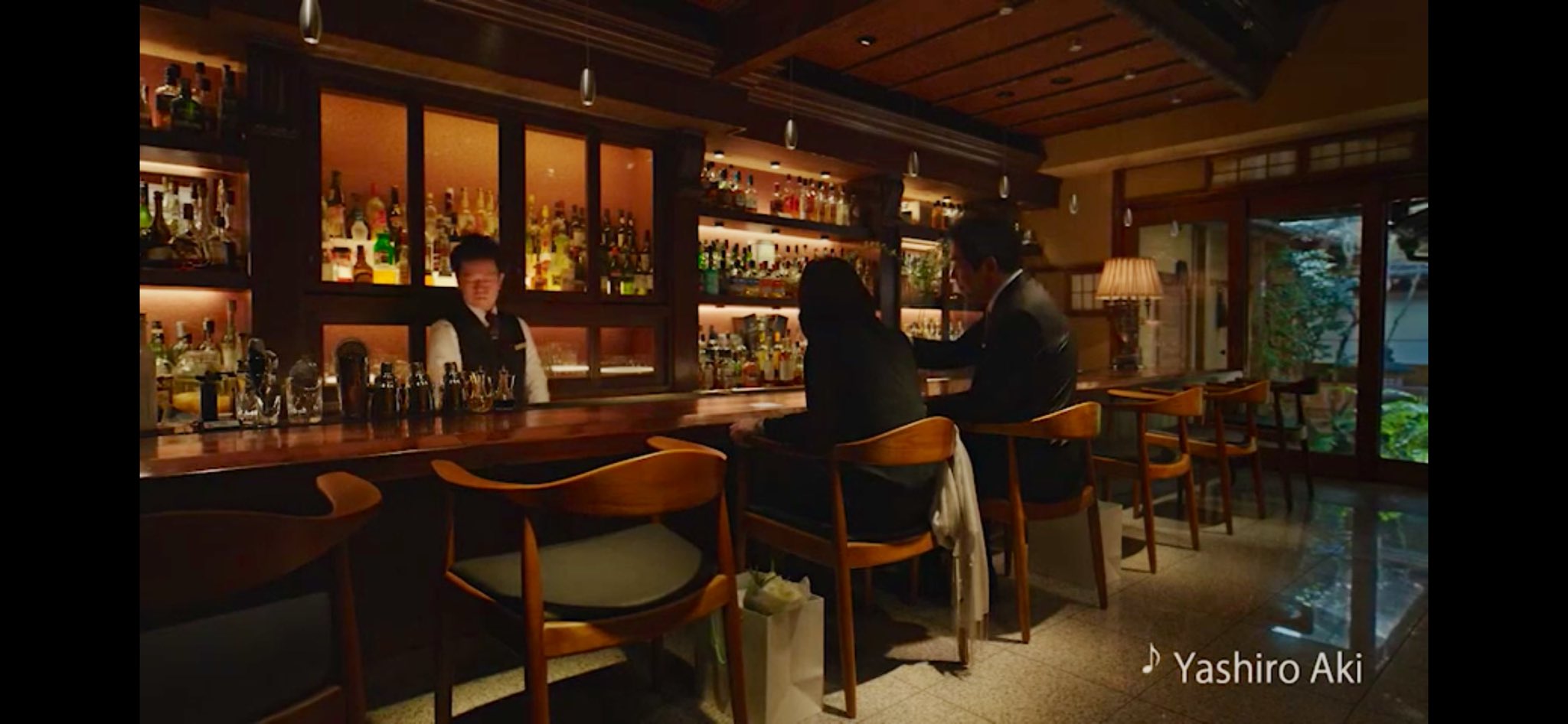 淺野雅人 今放映しているこのcm バーにいる夫婦は 大きな引き出物を持っていて おそらく自分の子どもの結婚式を見送った後なのかも と思ったら これは街を行き交う人達と自分の子育てしてきた姿と重なっていくcmで 凄い深みのある感動的なcmだと感じた