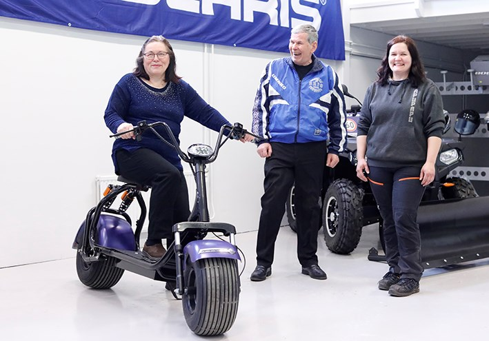 OrPo-arvat arvottu! Kuvassa hymyilee Kontio Kruiserin onnellinen voittaja Pirjo Nieminen  <a href="/Apupapu/">Maiju Hakalahti</a> n myymälässä. Vaikka arpoja ei enää ole myynnissä, voit tukea toimintaamme monin tavoin. Tutustu vaihtoehtoihin @https://www.facebook.com/OrPo.volley 🙌