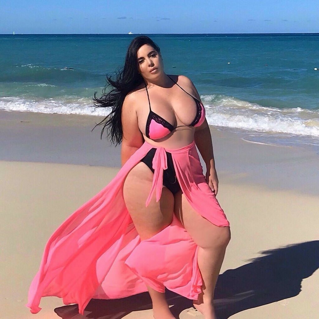 Busty sexy bbw