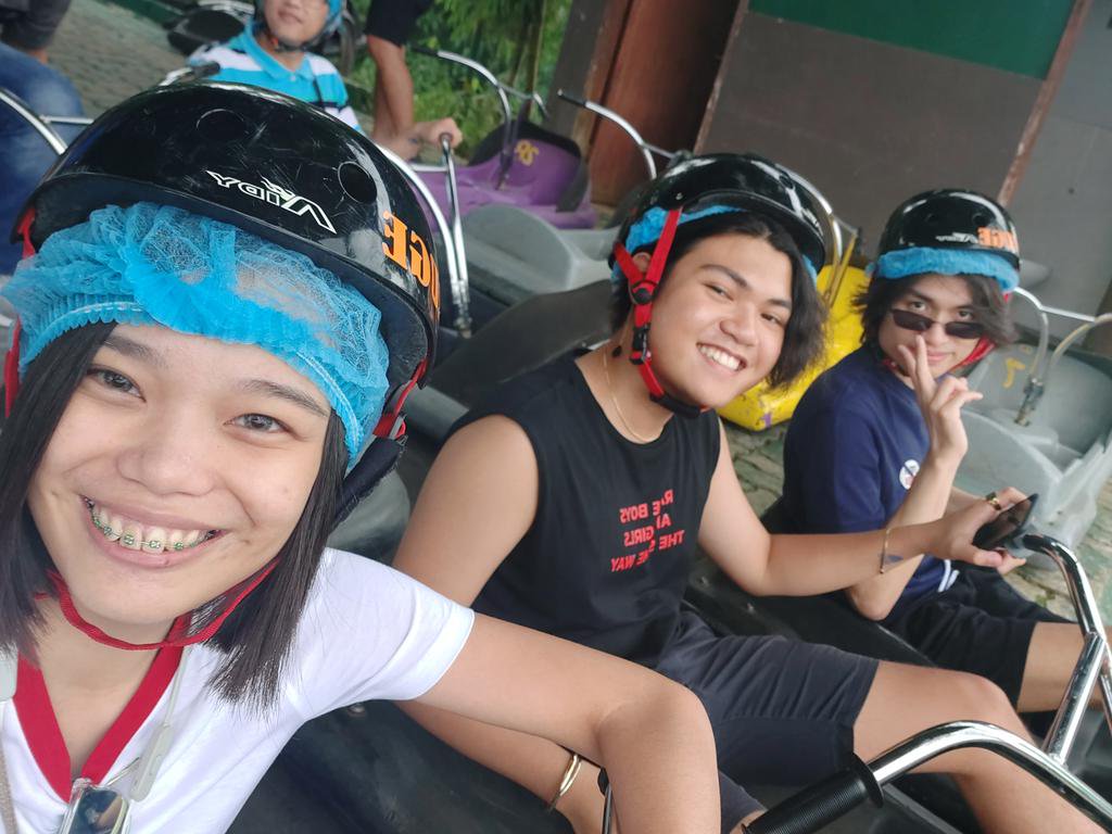 So, today& #39;s my last day as a 21 year old. That being said, here is a photo dump thread of the moments and the people who made this year of my life memorable.