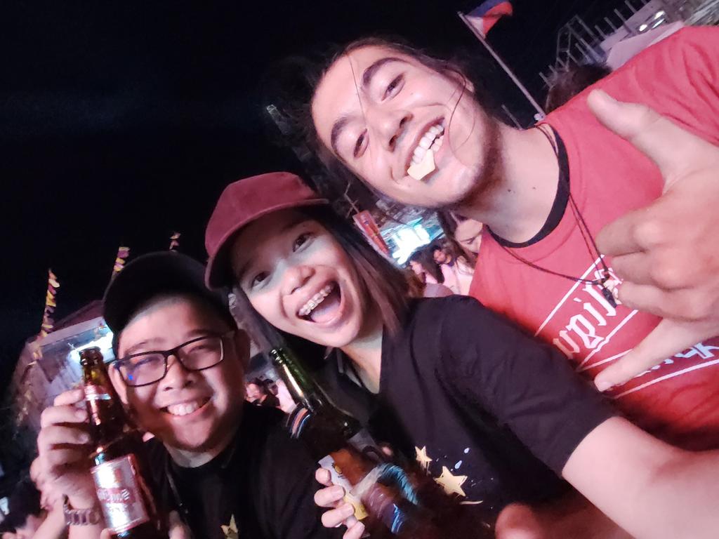 So, today& #39;s my last day as a 21 year old. That being said, here is a photo dump thread of the moments and the people who made this year of my life memorable.