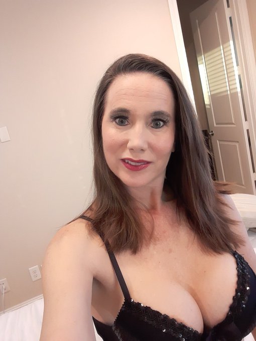 Hey guys! I am going on cam. Stop by and see me!! https://t.co/1leoMWhGhd Save me to your favorites!<a href="/tag/milf"class="tags"><span>#milf</span></a><a href="/tag/bigtits"class="tags"><span>#bigtits</span></a><a href="/tag/cum"class="tags"><span>#cum</span></a><a href="/tag/swallowing"class="tags"><span>#swallowing</span></a>